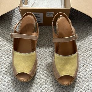 EUC beige leather w yellow fur. Size 40